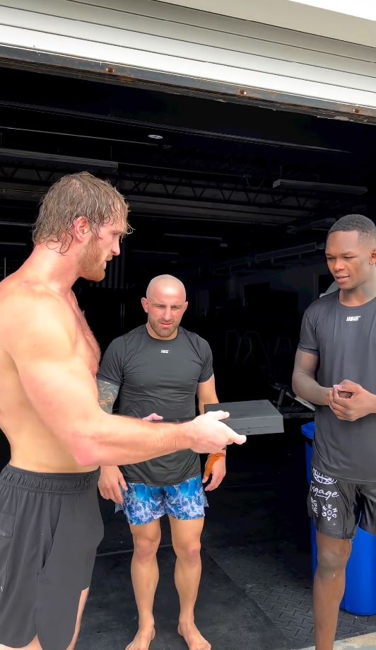 Logan Paul regaló cadenas Prime a Israel Adesanya y Alexander Volkanovski