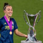 Lucy Bronze con el trofeo de la Women's Champions League en 2020