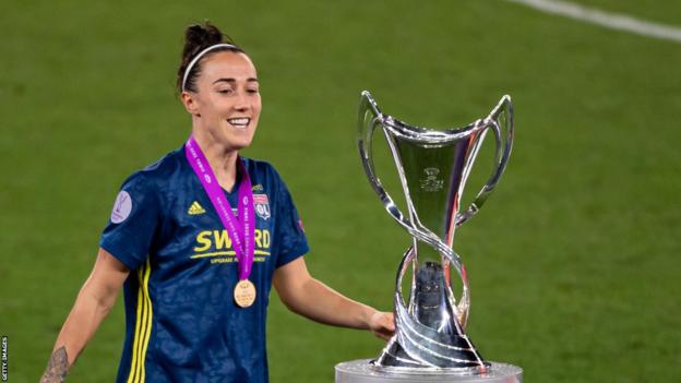 Lucy Bronze con el trofeo de la Women's Champions League en 2020