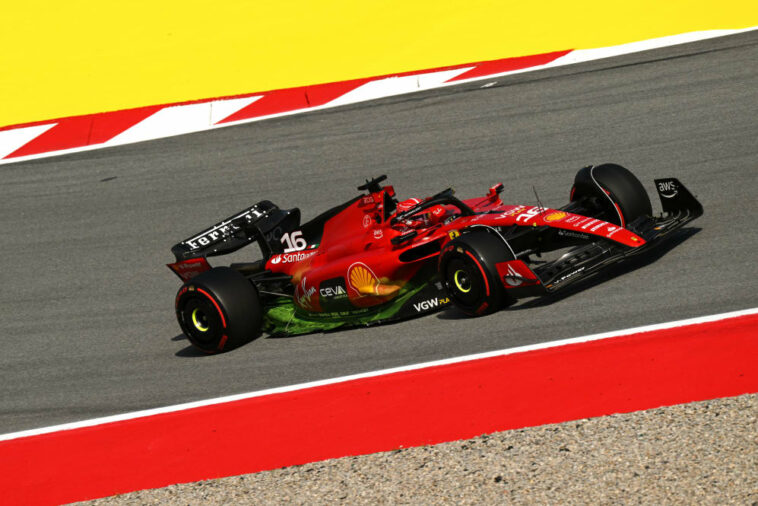 BARCELONA, ESPAÑA - JUNIO 02: Charles Leclerc de Mónaco conduciendo el (16) Ferrari SF-23 en la pista