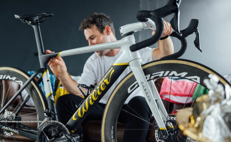 Mark Cavendish recibe una bicicleta conmemorativa especial en el Tour de Francia