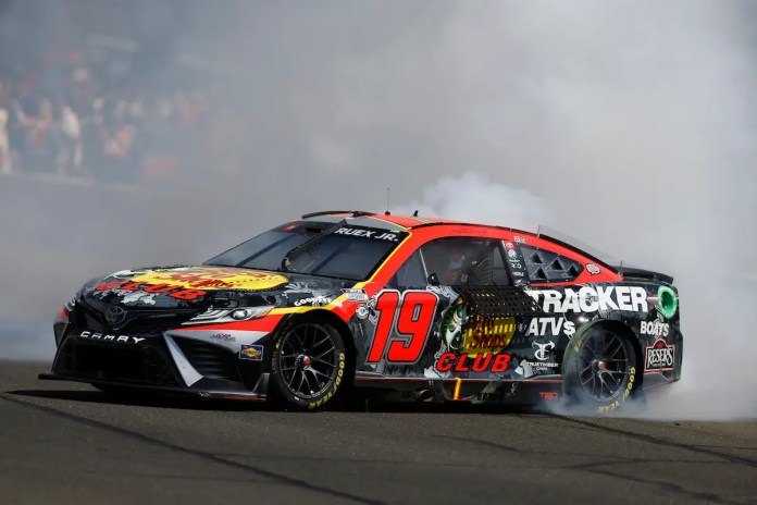 Martin Truex, Jr. obtiene la segunda victoria de 2023 en Sonoma