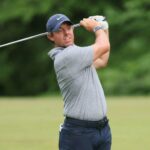 El cuatro veces ganador de un major, Rory McIlroy de Irlanda del Norte, disparó un par 70 de dos bajo par para tomar una parte del liderato después de la tercera ronda del torneo PGA Memorial