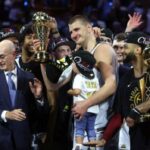 Nikola Jokic recibe el premio Bill Russell al Jugador Más Valioso de las Finales de la NBA