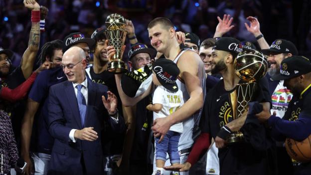 Nikola Jokic recibe el premio Bill Russell al Jugador Más Valioso de las Finales de la NBA