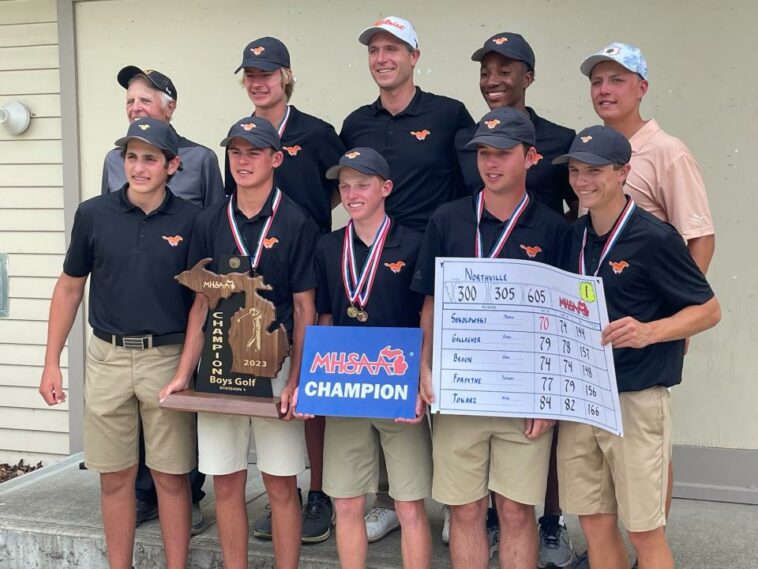 El equipo de golf masculino de Northville posa después de ganar el campeonato estatal de la División 1 de la MHSAA el sábado, 10 de junio de 2023, en Allendale.