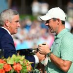 El comisionado del PGA Tour, Jay Monahan, con Rory McIlroy en agosto de 2022.
