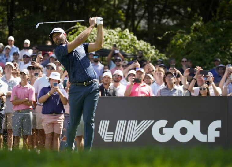 Dustin Johnson sigue su golpe de salida desde el segundo durante la ronda final.