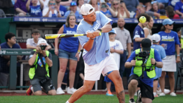 Patrick Mahomes mostró un llamativo conjunto de habilidades de softbol durante el juego de celebridades de los Royals