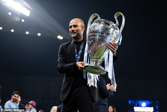 El técnico del Manchester City, Pep Guardiola, con el trofeo de la Liga de Campeones tras vencer al Inter de Milán.