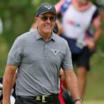 Phil Mickelson camina hacia el séptimo green durante la segunda ronda del torneo de golf US Open 2023.