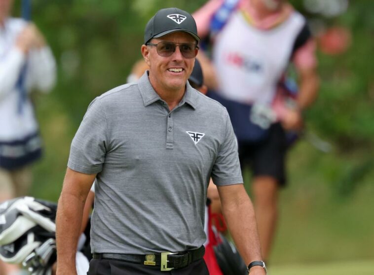 Phil Mickelson camina hacia el séptimo green durante la segunda ronda del torneo de golf US Open 2023.