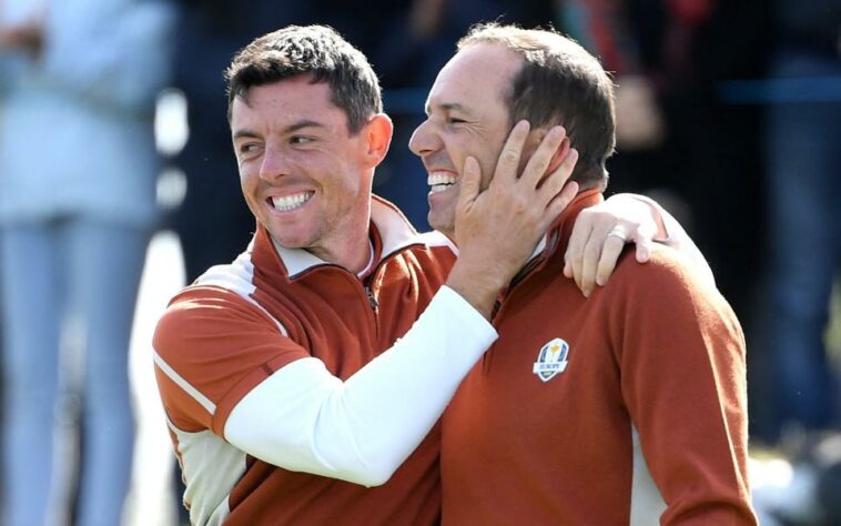 Sergio García y Rory McIlroy celebran la victoria durante los partidos matutinos de fourball de la Ryder Cup 2018