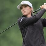 Mel Reid de Inglaterra realiza un golpe de salida en el octavo hoyo durante la segunda ronda del Campeonato PGA Femenino KPMG en Baltusrol Golf Club el 23 de junio de 2023 en Springfield, Nueva Jersey
