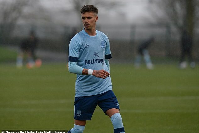 Romeo Beckham (en la foto) podría quedarse en Brentford más allá de este verano