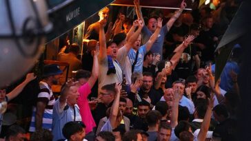 Los fanáticos del Manchester City festejaron hasta la madrugada en Estambul antes de la final de esta noche.
