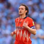 El capitán de Luton, Tom Lockyer, ha revelado que se le ha dado autorización para volver a la acción.