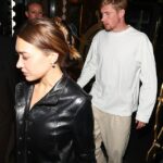 Kevin De Bruyne y su esposa Michele salen del restaurante Tattu en el centro de la ciudad de Manchester, pero solo un puñado de jugadores asistieron a la cena para celebrar el triunfo del triplete de Man City.