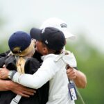 Steve Stricker celebra con sus hijas en el hoyo 18 después de ganar el Campeonato American Family Insurance en el University Ridge Golf Club el 11 de junio de 2023 en Madison, Wisconsin.