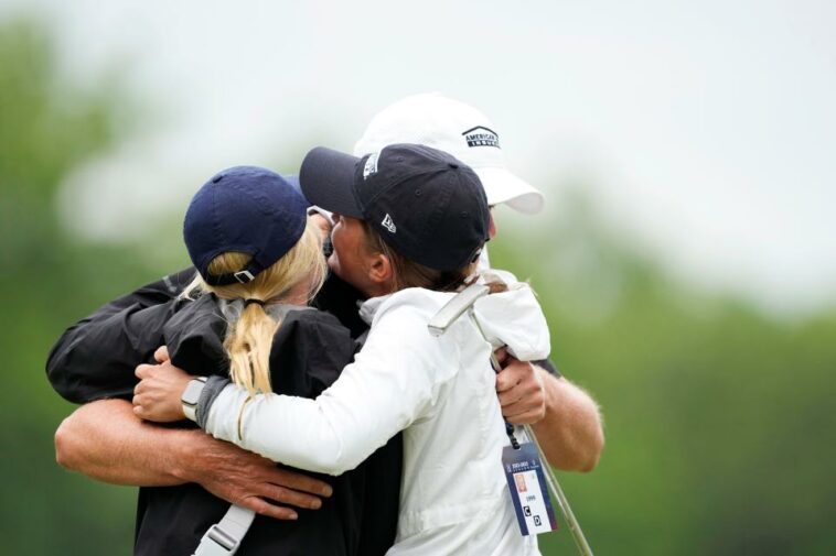 Steve Stricker celebra con sus hijas en el hoyo 18 después de ganar el Campeonato American Family Insurance en el University Ridge Golf Club el 11 de junio de 2023 en Madison, Wisconsin.