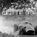 11 de septiembre de 1957: El piloto de carreras argentino campeón del mundo Juan Manuel Fangio en acción de conducción