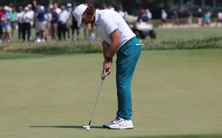 Tommy Fleetwood falla el putt en el green 18 para empatar el récord de la mejor ronda en la historia de un campeonato importante durante la ronda final del torneo de golf US Open en Los Ángeles Country Club - USA Today/Kiyoshi Mio