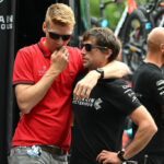 Marcel Sieberg de Tudor Cycling consuela al personal de Bahrein Victorious al comienzo de la etapa 6 del Tour de Suiza.