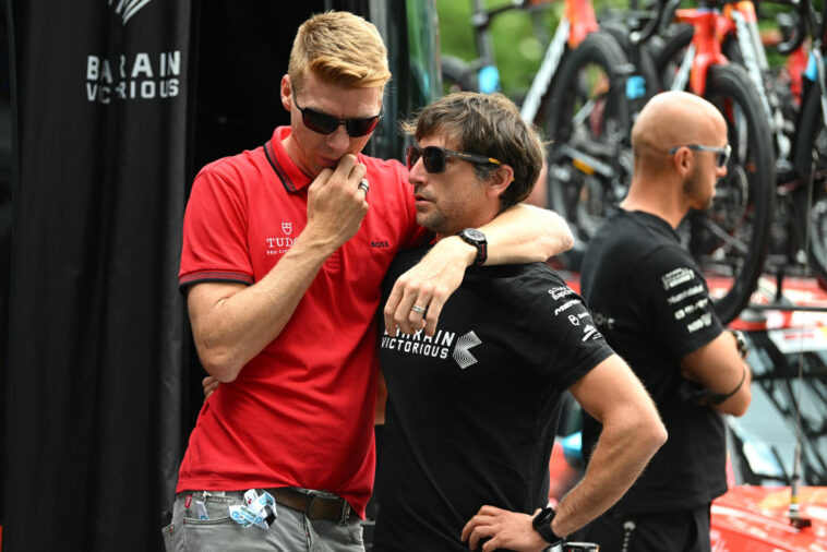 Marcel Sieberg de Tudor Cycling consuela al personal de Bahrein Victorious al comienzo de la etapa 6 del Tour de Suiza.