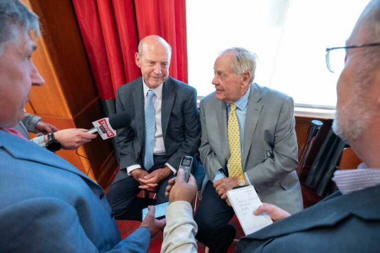 19 de abril de 2023;  Colón, Ohio, Estados Unidos;  Larry Nelson, a la izquierda, habla con Jack Nicklaus y los medios en la Ohio State University Ohio Union el miércoles por la tarde.  Nelson es un homenajeado por el Torneo Memorial 2023, que fue fundado y organizado por Nicklaus.  Crédito obligatorio: Joseph Scheller-The Columbus Dispatch