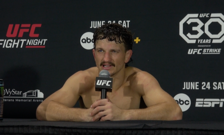 Video de UFC en ABC 5: entrevistas posteriores a la pelea del ganador detrás del escenario