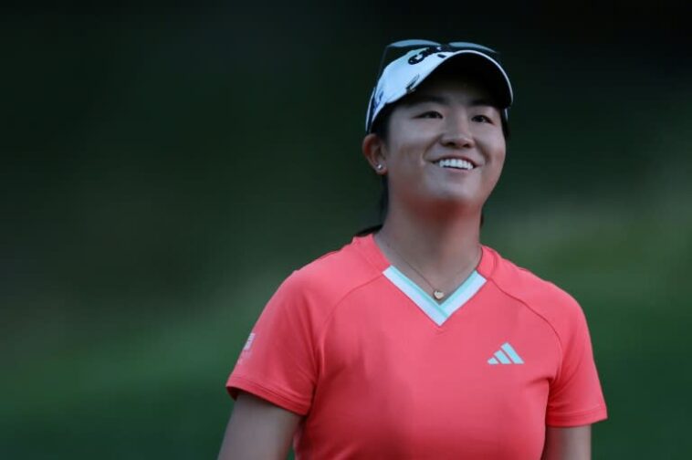 Debut dinámico: Rose Zhang de los Estados Unidos sonríe mientras sale del noveno green camino a la ventaja de 54 hoyos en el LPGA Mizuho Americas Open