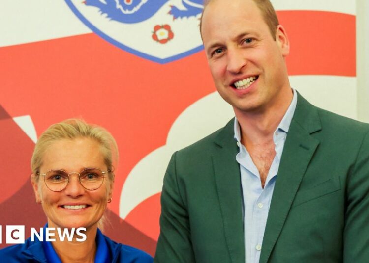 En imágenes: el Príncipe William visita con buena suerte a la selección femenina de Inglaterra