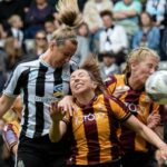 Newcastle juega contra Bradford en un partido de liga en abril de 2023