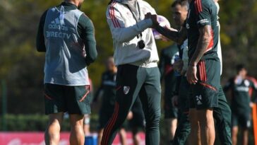 Demichelis charla con Enzo y Casco. Prensa River.