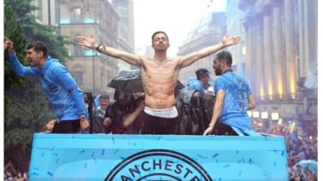 Jack Grealish ha estado al frente y en el centro de las celebraciones por la victoria del triplete del Manchester City tuiteando esta icónica foto de sí mismo celebrando durante el desfile de autobuses descubiertos.