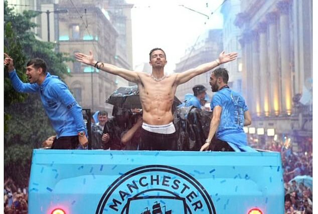 Jack Grealish ha estado al frente y en el centro de las celebraciones por la victoria del triplete del Manchester City tuiteando esta icónica foto de sí mismo celebrando durante el desfile de autobuses descubiertos.