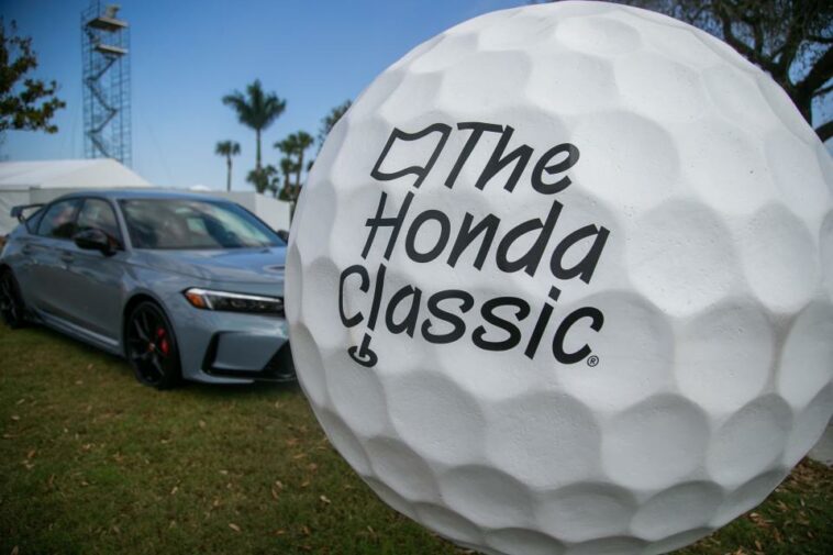 El logotipo de Honda Classic se ve en una pelota de golf de gran tamaño durante la primera ronda del Honda Classic en el PGA National Resort &  Spa el jueves 23 de febrero de 2023 en Palm Beach Gardens, FL.