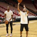 Neymar calienta con Jimmy Butler antes del inicio del Juego 3 de las Finales de la NBA