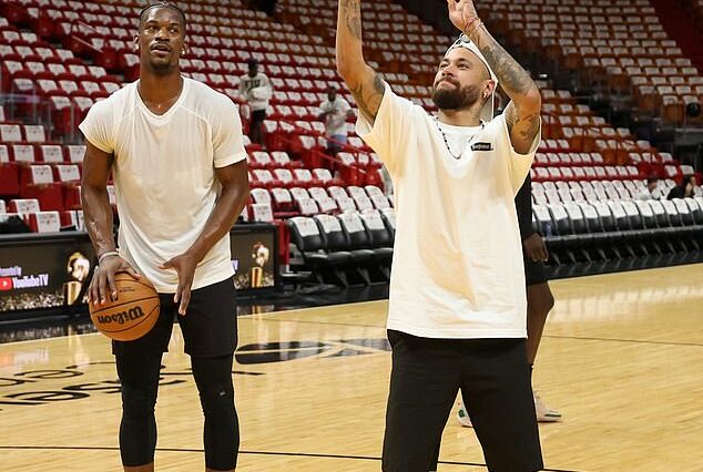 Neymar calienta con Jimmy Butler antes del inicio del Juego 3 de las Finales de la NBA