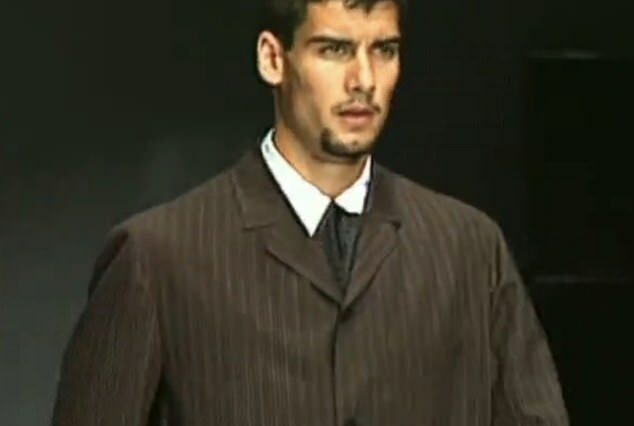 Ha resurgido en línea un clip del técnico del Manchester City, Pep Guardiola, modelando para el diseñador español Antonio Miró en 1993.