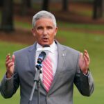 El comisionado del PGA Tour, Jay Monahan, habla durante el partido de individuales de la Presidents Cup en Quail Hollow Club en Charlotte, NC, el 25 de septiembre de 2022.