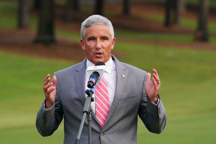 El comisionado del PGA Tour, Jay Monahan, habla durante el partido de individuales de la Presidents Cup en Quail Hollow Club en Charlotte, NC, el 25 de septiembre de 2022.
