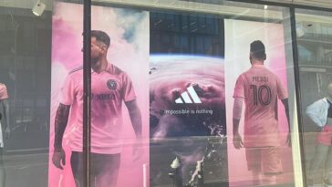 Los escaparates de la flagship store de adidas en Nueva York se llenan de maquetas de Lionel Messi