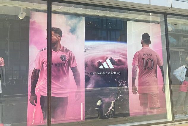 Los escaparates de la flagship store de adidas en Nueva York se llenan de maquetas de Lionel Messi