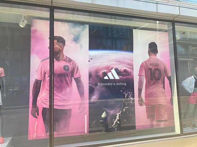 Los escaparates de la flagship store de adidas en Nueva York se llenan de maquetas de Lionel Messi