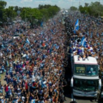 Millones de fanáticos eufóricos salieron a las calles de Buenos Aires para dar la bienvenida a casa al equipo ganador de la Copa Mundial masculina de Argentina.