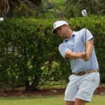 Dillon Board of Baldwin salta a un green en el Crown Colony Club en Fort Myers el viernes en el Abierto de Florida.  Board disparó 7 bajo par 64 para tomar una ventaja de un golpe.