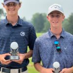 Nicholas McMullen de Galion, a la izquierda, y Chase Brackenridge de Fairbanks fueron los dos primeros clasificados en el final de temporada de la Heart of Ohio Junior Golf Association del lunes en el campo de golf Valley View.  McMullen ganó el torneo, mientras que Brackenridge ganó la división de edad de la temporada y logró un hoyo en uno.