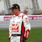 Cole Custer conduciendo la entrada de Rick Ware Racing Cup en tres eventos