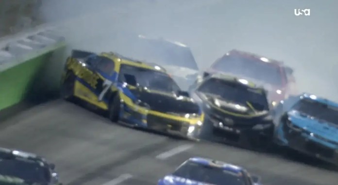 Corey LaJoie Erik Jones gran accidente Atlanta 2023 NASCAR Cup Series Quaker State 400 video